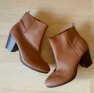 Heeled short boots